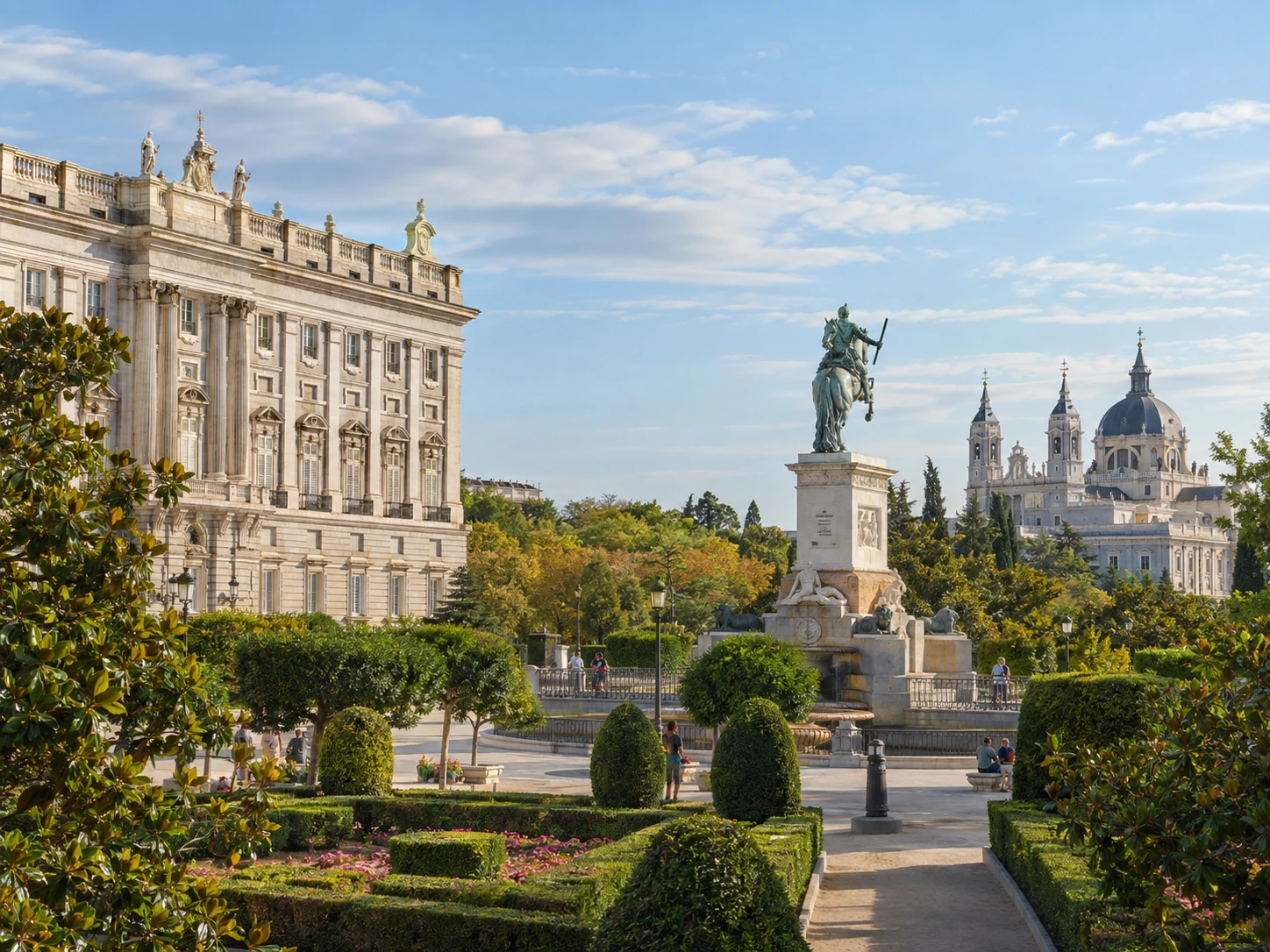 Plaza de Oriente y jardines junto al Palacio Real de Madrid